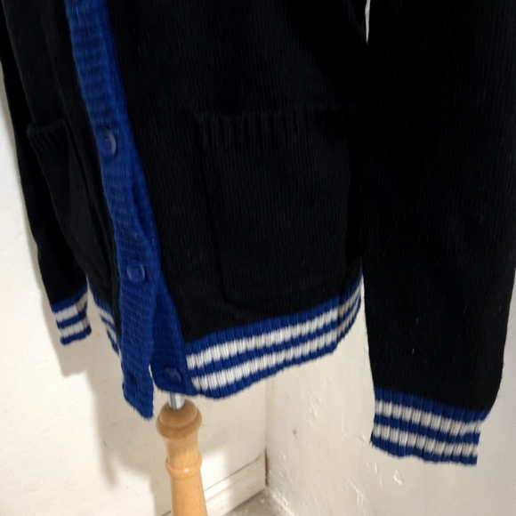 Harry Potter | Ravenclaw Black and Blue V-Neck Cardigan Sweater - Picture 6 of 10